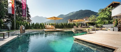 Piscine intérieure, piscine extérieure en saison, 9 h à  18 h, parasols