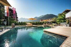 Innendørsbasseng, sesongbasert utendørsbasseng og bassengparasoller