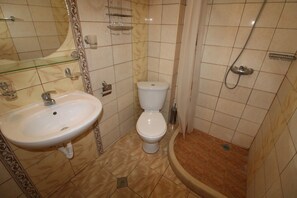 Douche, serviettes fournies, savon, papier de toilette