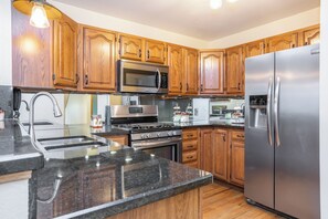 Kjøleskap, mikrobølgeovn, ovn og kokeplater