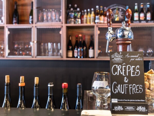 A bar with a sign reading "CRÈPES & GAUFRES" and a bottle of "La Biere" on the counter. - Apartment in Chantemerle With Family Ski Fun (Saint-Chaffrey)