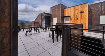 Penthouse deluxe studio, Mt Hood views, downtown White Salmon, suite 12