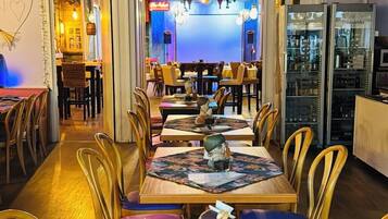 Tägliches Frühstücksbuffet (9.50 EUR pro Person)