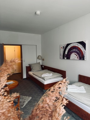 Twin Room | In-room safe, desk, free WiFi, bed sheets - Parkhotel & Kurcafe Bad Sassendorf (Bad Sassendorf)