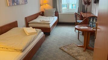Zweibettzimmer | Zimmersafe, Schreibtisch, kostenloses WLAN, Bettwäsche
