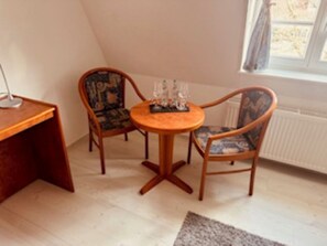 Dobbeltrom | Safe på rommet, skrivebord, wi-fi (inkludert) og sengetøy