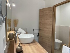 Apartamento, patio, vistas a la montaña | Baño | Ducha