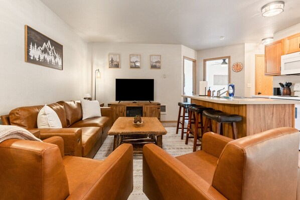 Smart TV, fireplace
