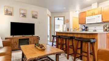 Smart TV, fireplace