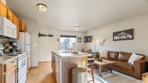 A compact living space with a kitchen, dining area, and seating area. - Downtown Kalispell Condo Near Glacier & Whitefish (Kalispell)