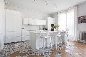 Micro-ondes, lave-vaisselle, cafetière/bouilloire, grille-pain