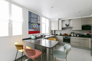 Kjøleskap, mikrobølgeovn, oppvaskmaskin og kaffetrakter/tekoker