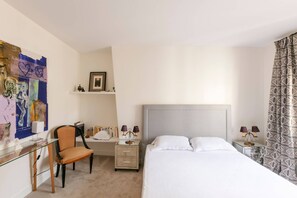 1 habitación, tabla de planchar con plancha, wifi gratis y ropa de cama 