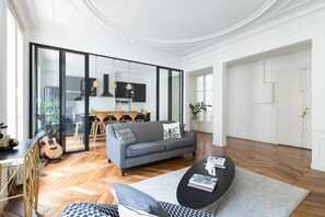 TV, fireplace - Rue Sainte-Beuve by onefinestay (Paris)