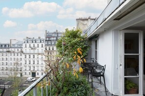 Outdoor dining - Rue de Champagny by onefinestay (Paris)