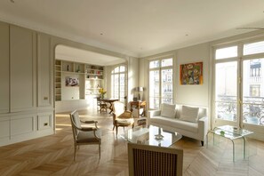 TV, fireplace - Avenue Niel by onefinestay (Paris)