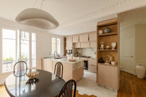 Kühlschrank, Mikrowelle, Geschirrspüler