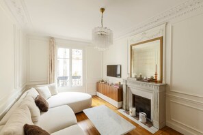 Télévision, cheminée