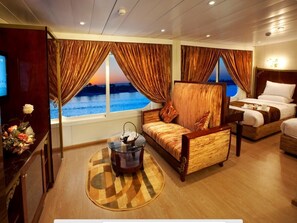 Chambre Deluxe Double ou avec lits jumeaux, vue fleuve | Coffres-forts dans les chambres, chambres insonorisées, Wi-Fi gratuit