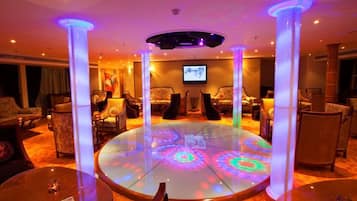 2 bares y bar junto a la piscina