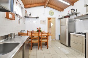 Micro-ondes, four, plaque de cuisson, lave-vaisselle