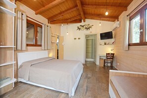 Chalet familiar, 1 habitación, junto a la montaña (Piccola Fattoria) | 1 dormitorio, tabla de planchar con plancha, wifi y ropa de cama
