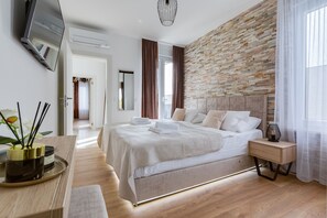 3 slaapkamers, een strijkplank/strijkijzer, gratis wifi, beddengoed