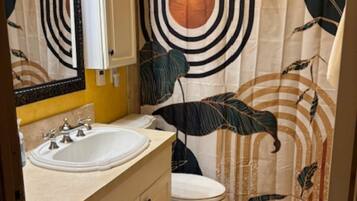 吹风机、毛巾、肥皂、卫生纸