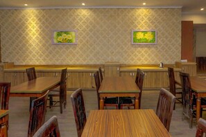 Restaurant - Hotel O Bogor near Kebun Raya Bogor formerly Guest House Saputra (Bogor)