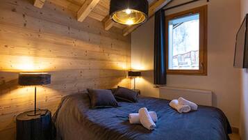 3 bedrooms, bed sheets