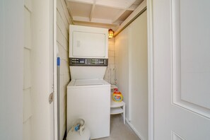 Interior - 20% Off May 20-22 Amazing Reviews & Views, Hot Tub (Ventura)