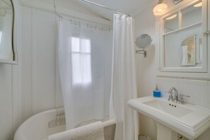 Hair dryer, towels - 20% Off May 20-22 Amazing Reviews & Views, Hot Tub (Ventura)