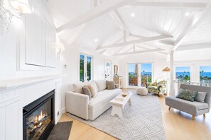 Smart TV y chimenea 