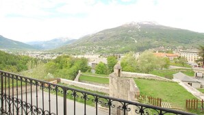 A balcony with a view of a town, a mountain, and a river. - 1st floor, balcony, tv, 40m², Serre Chevalier (Briançon)