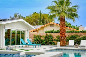 A heated pool - 25% Off 30+ Stay! Prime Location Private Pool, Spa (Palm Springs)
