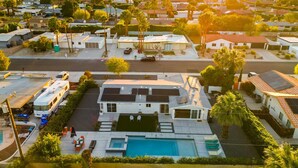 A residential area with houses, a swimming pool, and a parked RV. - 25% Off 30+ Stay! Prime Location Private Pool, Spa (Palm Springs)