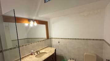 Douche, bidet, serviettes fournies, savon