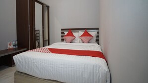 A bedroom with a bed, a wardrobe, and a bedside table. - Hotel O Palembang Near Bumi Sriwijaya Stadium Formerly HPA Homestay (Palembang)