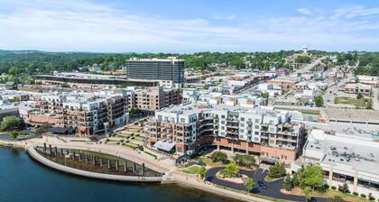 UNIQUE COUPLES GETAWAY/Rooftop Deck/Branson Landing/Trolley Stop