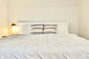 Escritorio, tabla de planchar con plancha, wifi y ropa de cama 