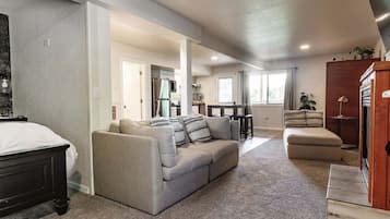 Een televisie en een open haard