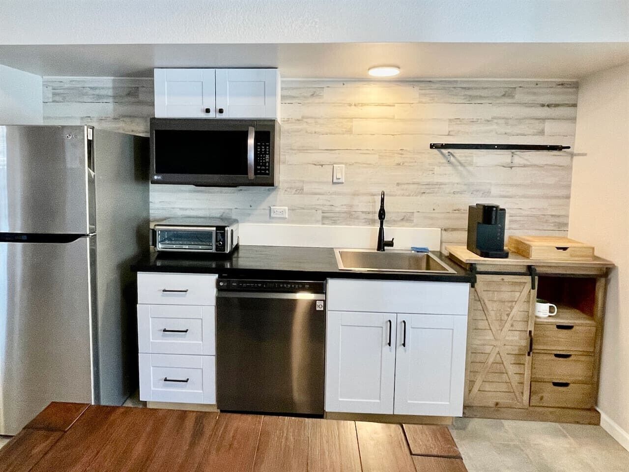 Een koelkast, een magnetron, een oven, een vaatwasser