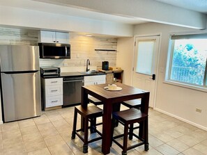 Kjøleskap, mikrobølgeovn, ovn og oppvaskmaskin