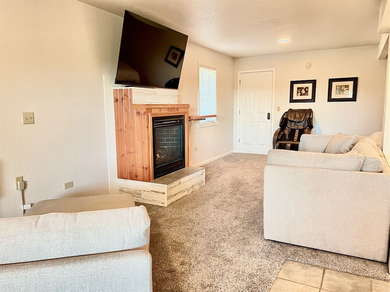 TV, fireplace