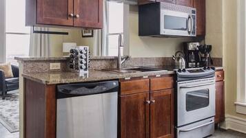 Frigorífico, microondas, horno y placa de cocina