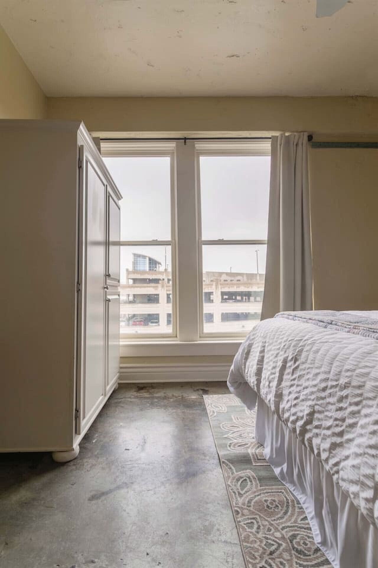 2 bedrooms, desk, iron/ironing board, travel crib