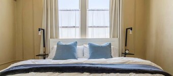 Historic Downtown Loft Near Cafés & Restaurants