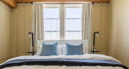 Historic Downtown Loft Near Cafés & Restaurants