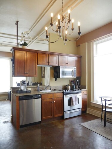 Upbeat 2 Bedroom Loft in the Heart of Downtown!