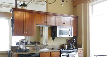 Upbeat 2 Bedroom Loft in the Heart of Downtown!